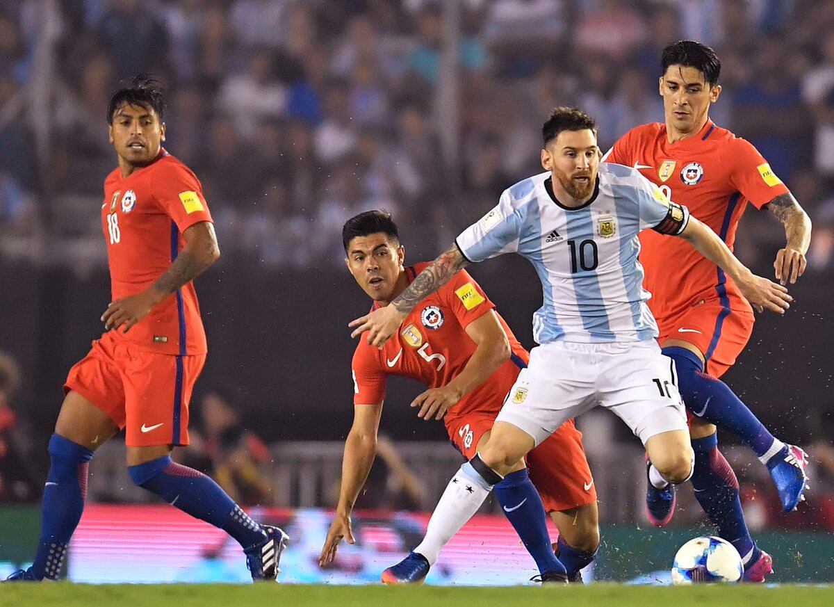 Messi estuvo muy marcado por los chilenos. Foto: Clarín.