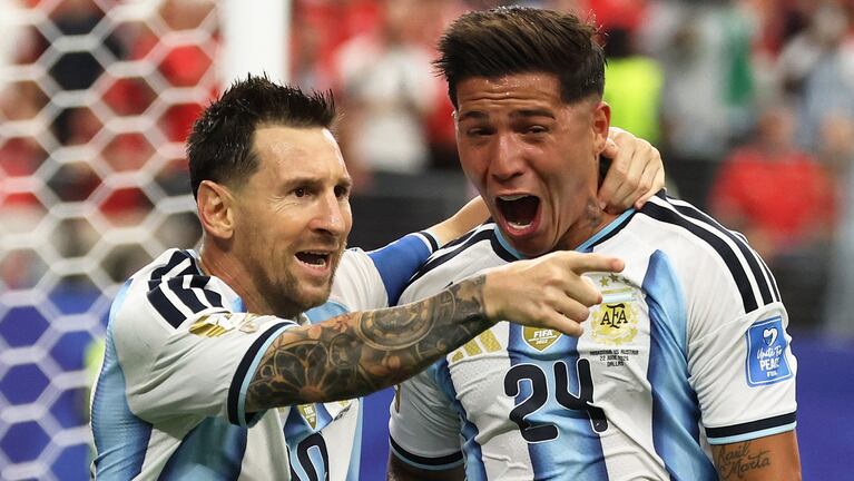 Messi festeja con Enzo Fernández el 1 a 0 ante Austria. (Reuters/Troy Taormina)