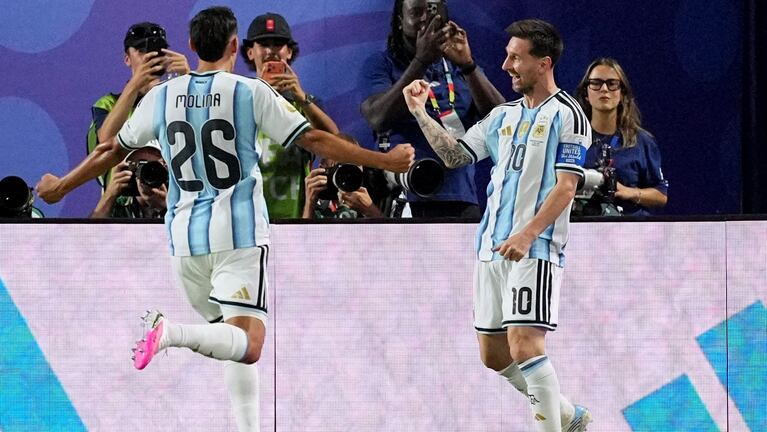 Messi festeja con Molina tras marcar el 2 a 0 ante Argelia. Reuters/Denny Medley
