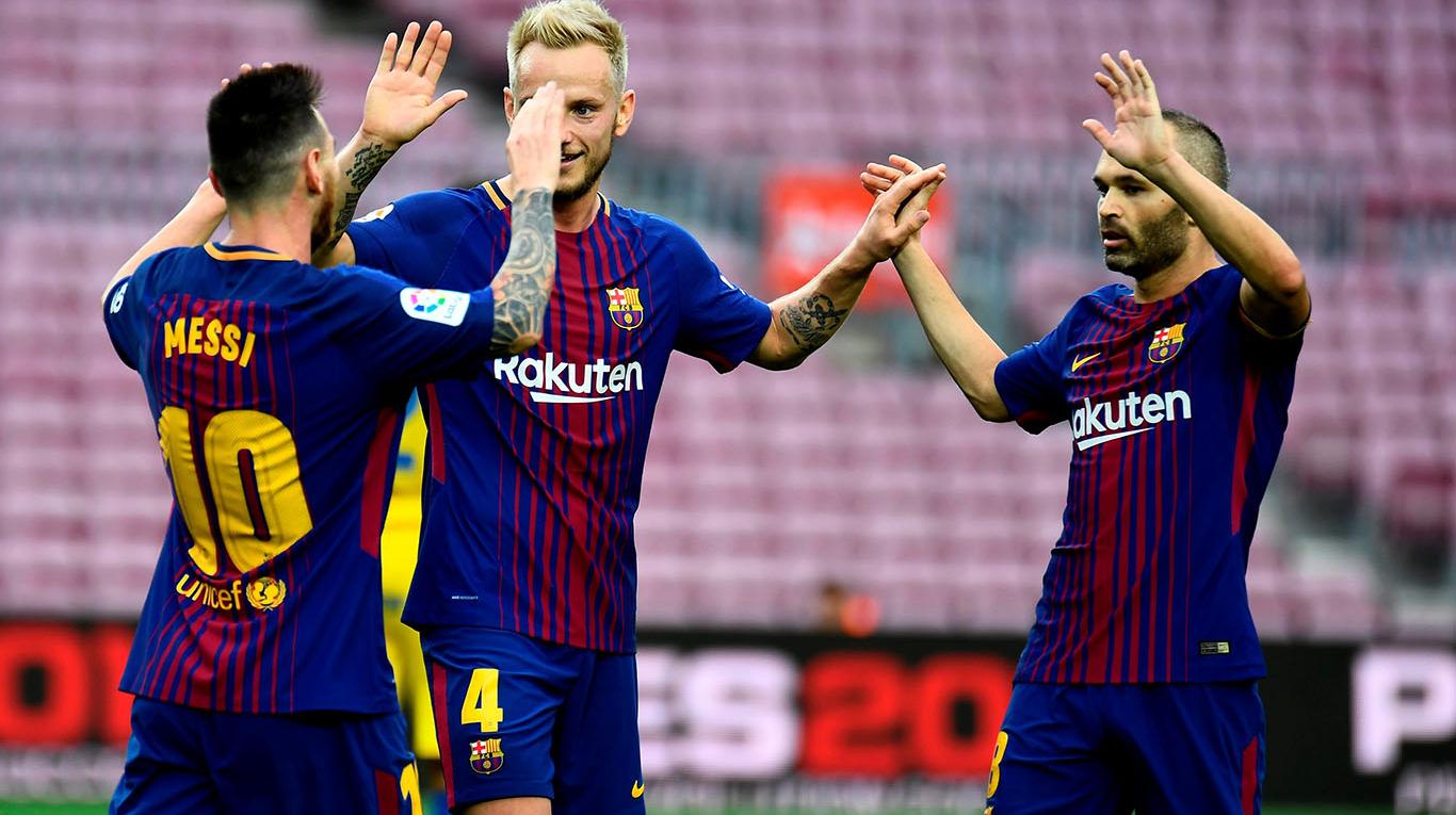 Messi festeja con sus compañeros, porque público no hubo en el Camp Nou.