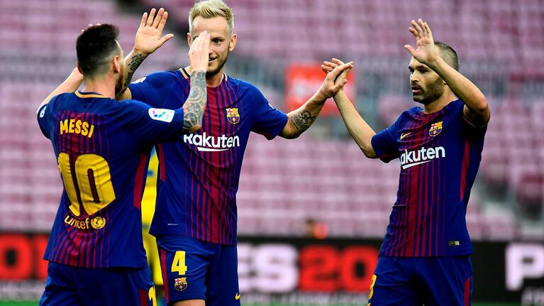 Messi festeja con sus compañeros, porque público no hubo en el Camp Nou.