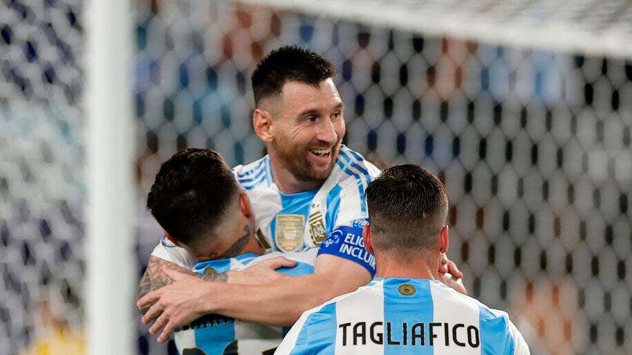 Messi festeja el gol ante Canadá. (Foto: AFP).