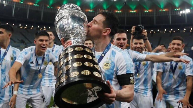 Messi finalmente pudo alzar la copa con la Selección