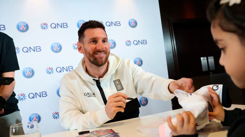 Messi firmó autógrafos en su regreso a Doha. Foto: Prensa PSG.