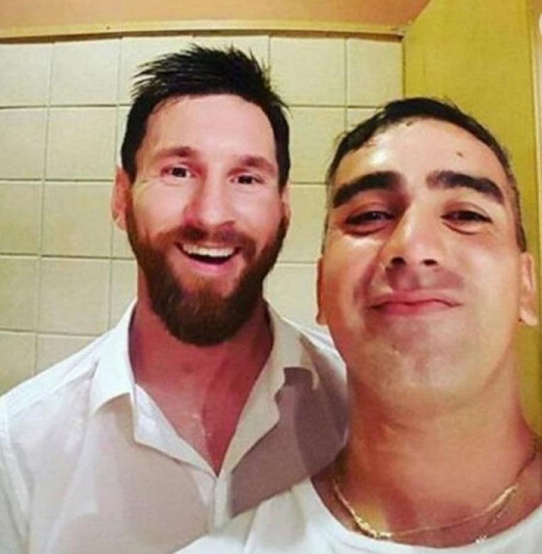 Messi fue a una fiesta y le pidieron fotos hasta en el baño