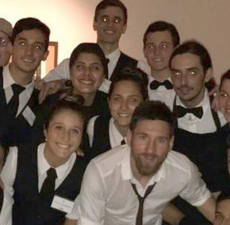 Messi fue a una fiesta y le pidieron fotos hasta en el baño