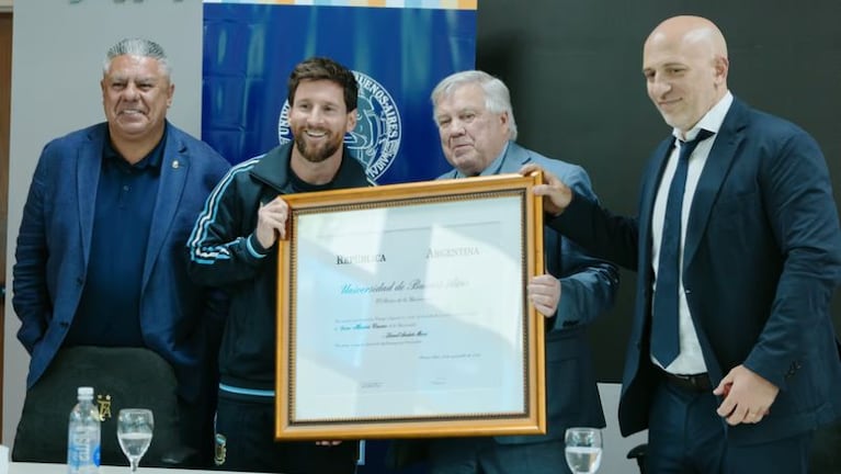 Messi fue distinguido con el título de doctor honoris causa.