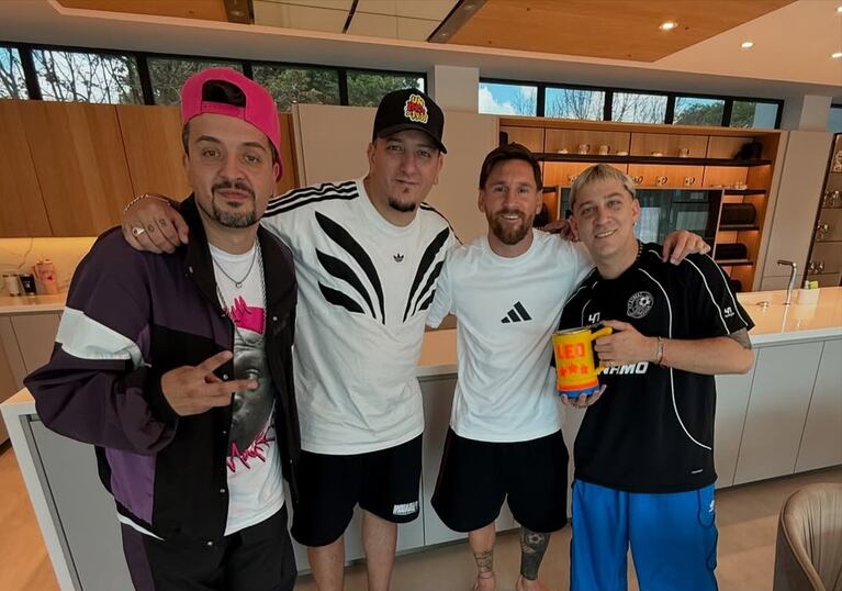 Messi full vacaciones en Argentina: nuevo look, jarra y cumbia