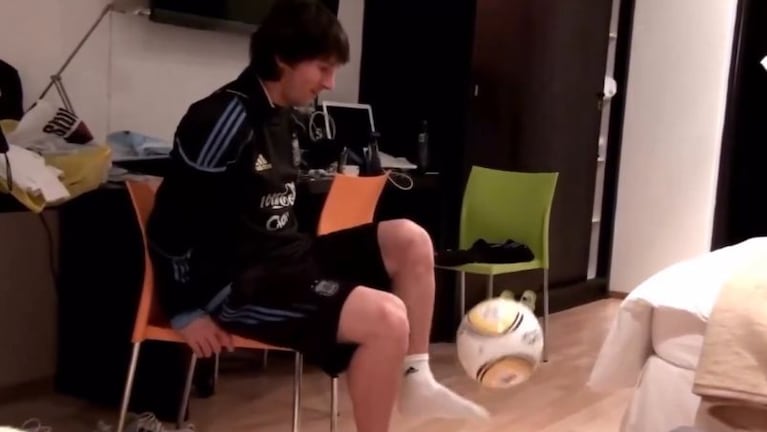 Messi haciendo jueguitos en la concentración de la Selección en Sudáfrica 2010.