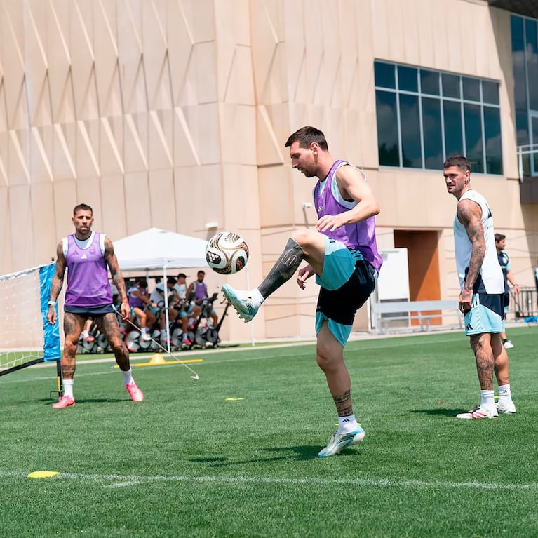 Messi jugando al fútbol tenis con De Paul y Otamendi (@leomessi).