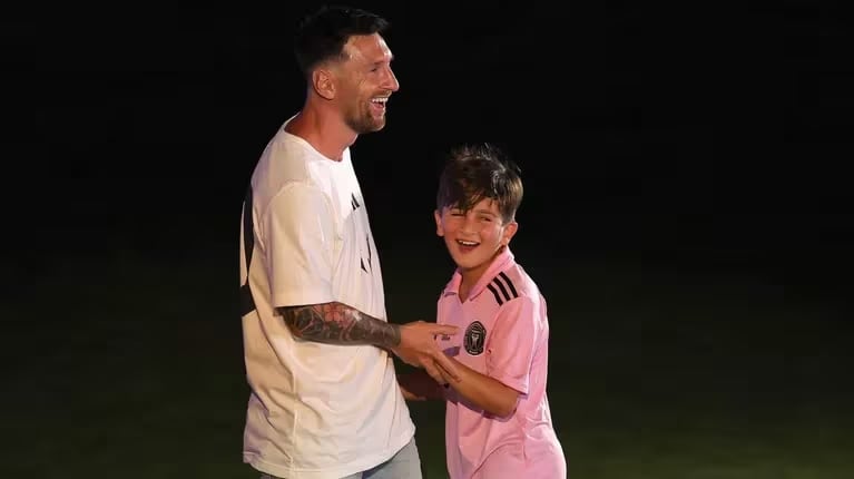 Messi jugó al fútbol con Thiago en un cumpleaños.