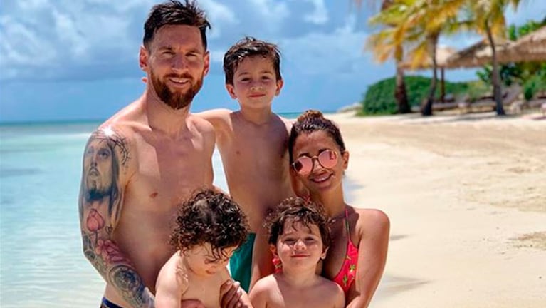 Messi junto a Antonella y sus tres hijos en la playa. Foto: Instagram