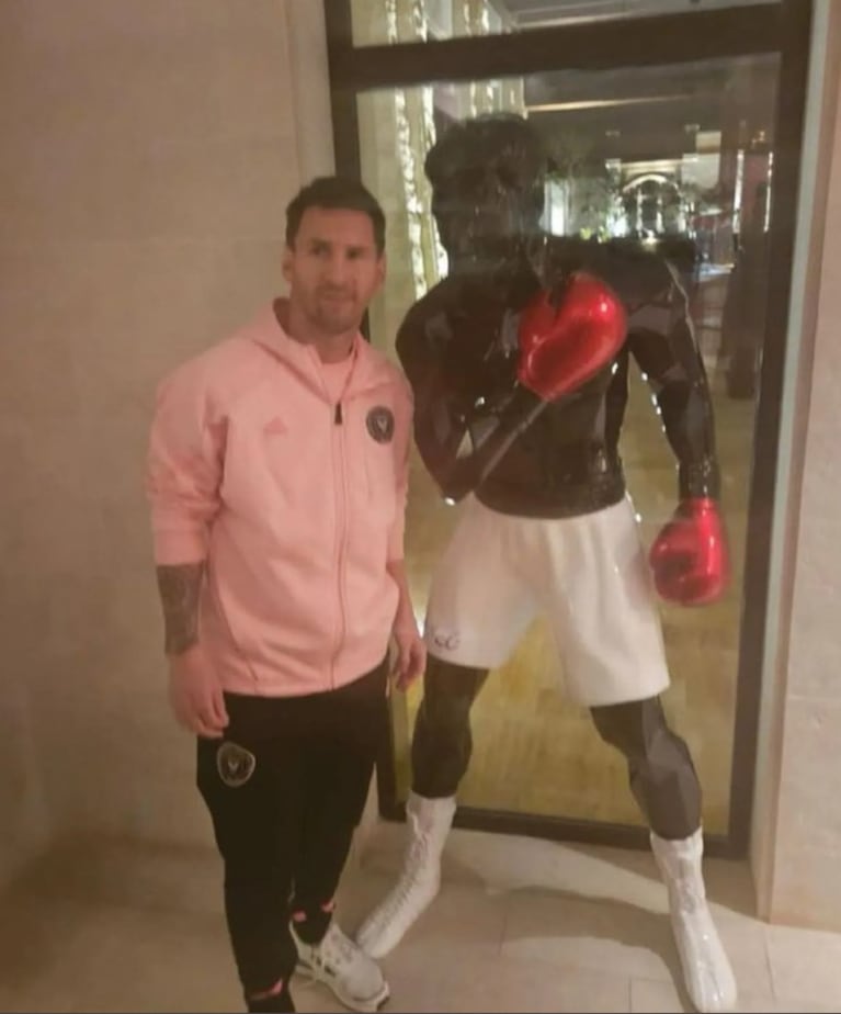 Messi  junto a la escultura de Muhammad Ali.