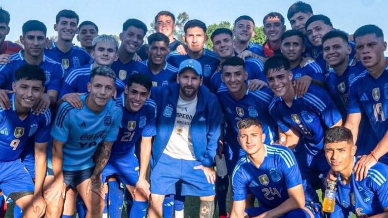 Messi junto a los chicos de la Sub-20.