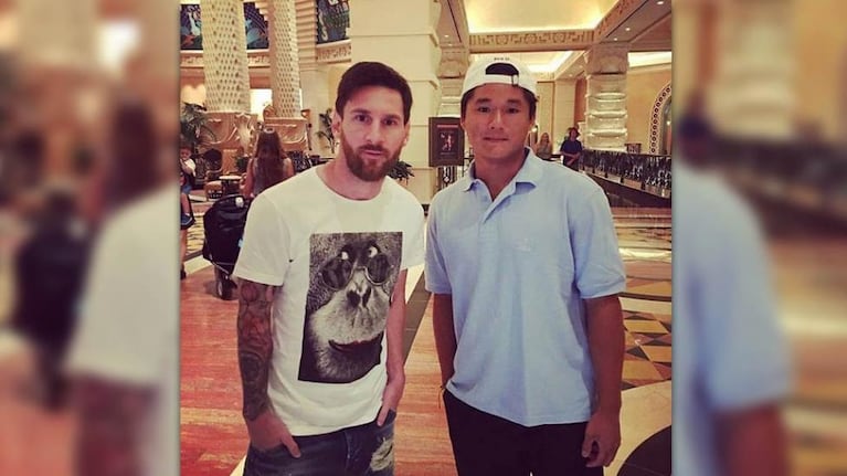 Messi junto a un fanático en el hotel de Bahamas.