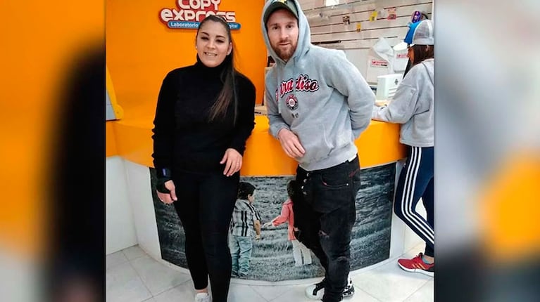 Messi junto a una fanática en el centro comercial.