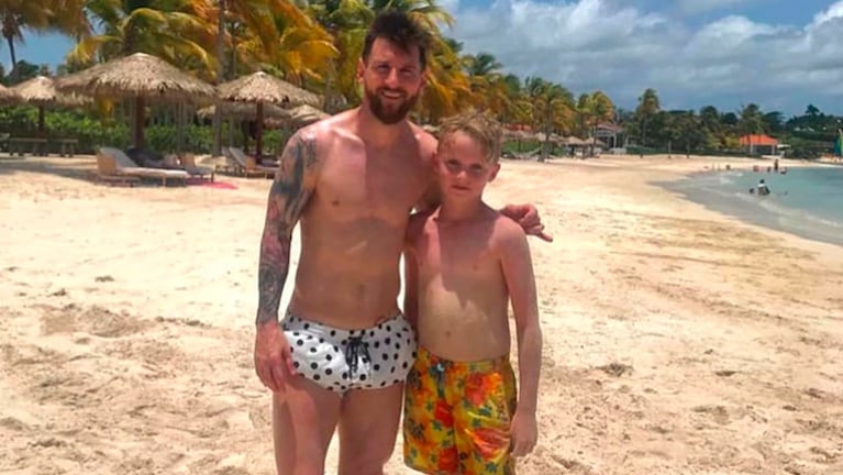 Messi junto a uno de los niños con los que jugó al fútbol.
