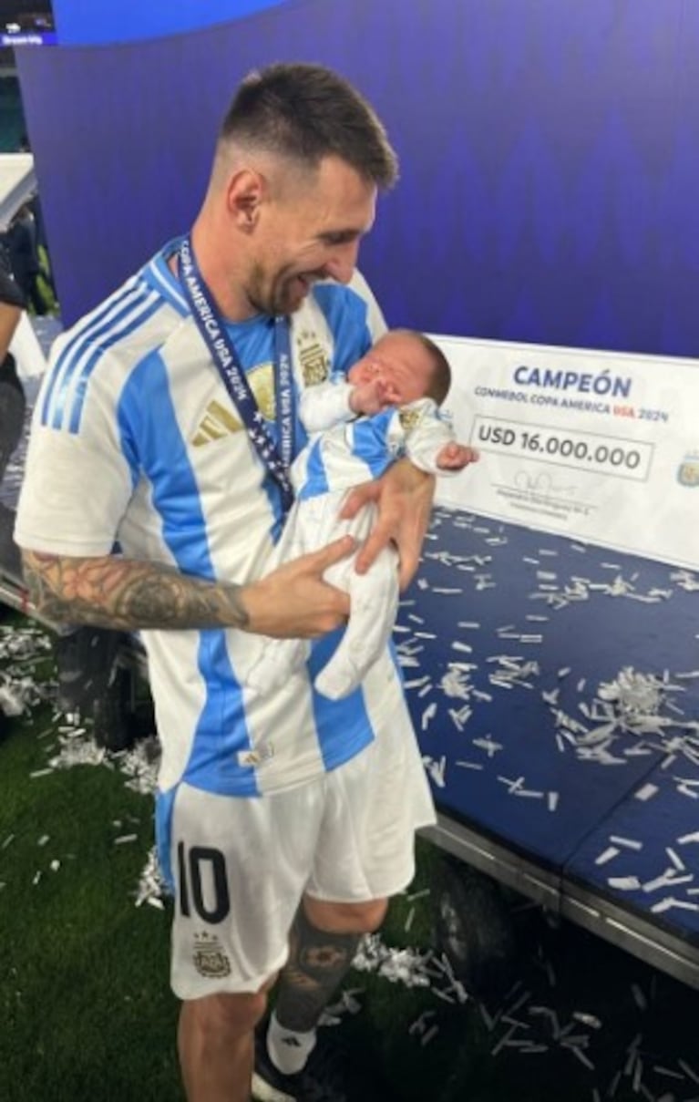 Messi junto al hijito de Gonzalo Montiel.