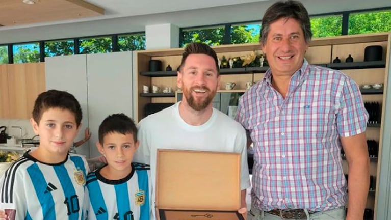 Messi junto al intendente de Funes y sus hijos. 