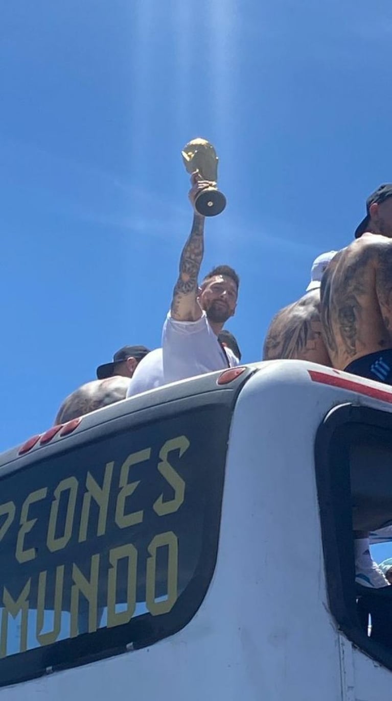 Messi, la Copa y un haz de luz: la foto que es furor y coincide con una de Maradona