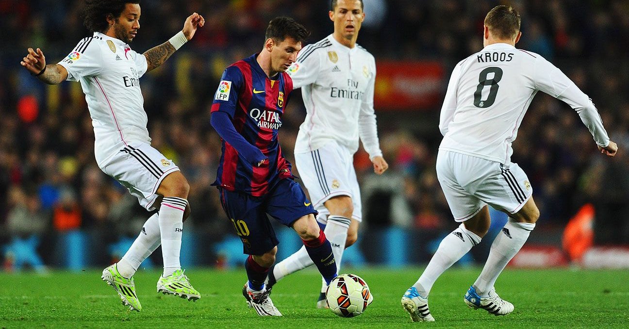 Messi la lleva ante la mirada de Marcelo, Cristiano y Kroos.