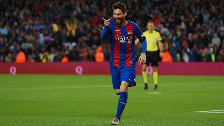 Messi le dedica su primer tanto a Suárez, el otro goleador del partido.