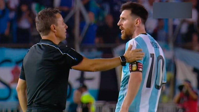 Messi le dijo de todo al juez de línea. 