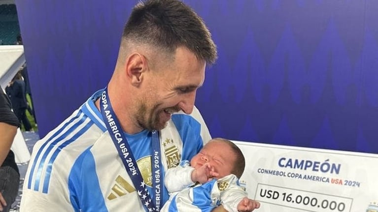 Messi le hizo upa a un bebé que se volvió viral.