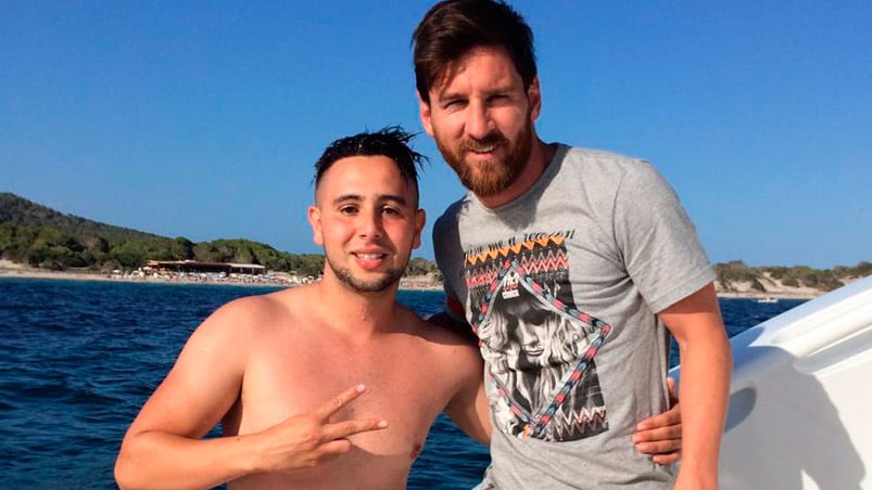 Messi le ofreció una moto de agua al joven que nadó para conocerlo.
