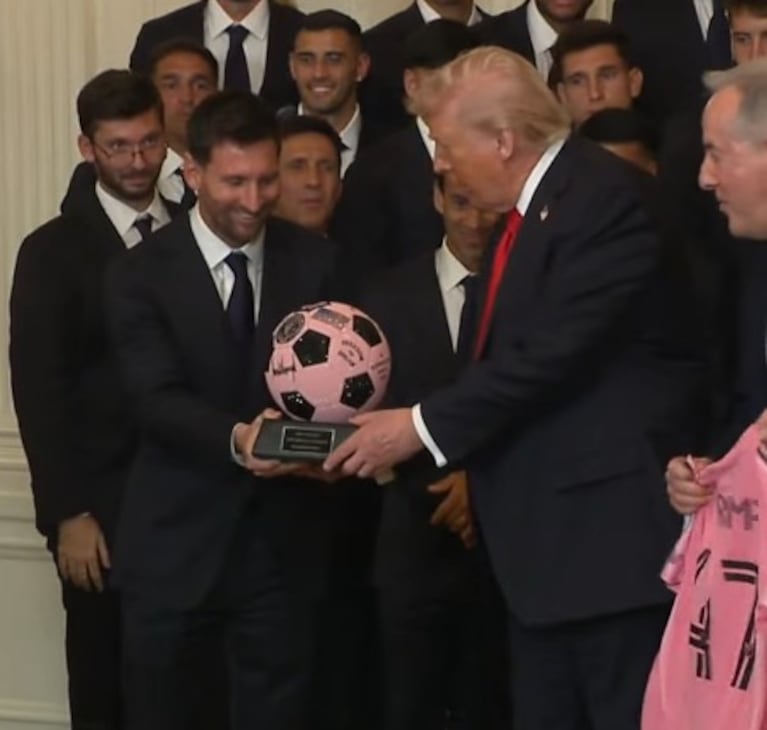 Messi le regaló una pelota a Trump en nombre del Inter Miami.