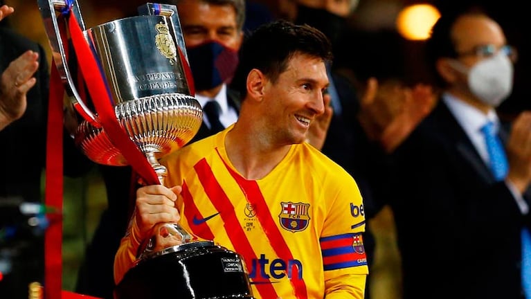 Messi levantó la copa y festejó con todo el equipo.