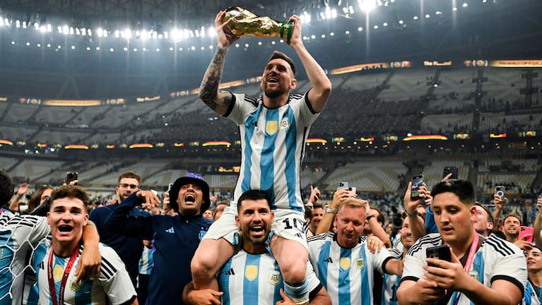 Messi levantó por primera vez la Copa del Mundo con la Scaloneta.