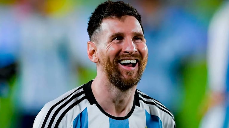 Messi llamó la atención por la vestimenta que utilizó en una publicidad.