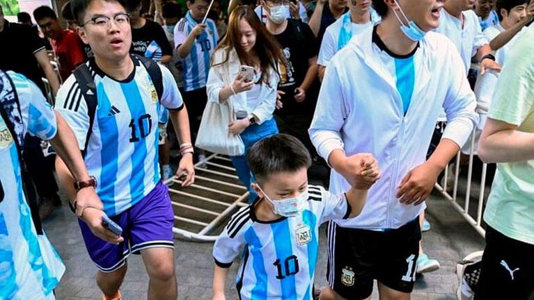 Messi llegó a China y tuvo problemas: la reacción de De Paul y el furor de los fans