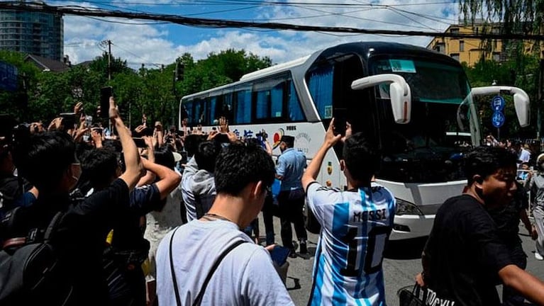 Messi llegó a China y tuvo problemas: la reacción de De Paul y el furor de los fans