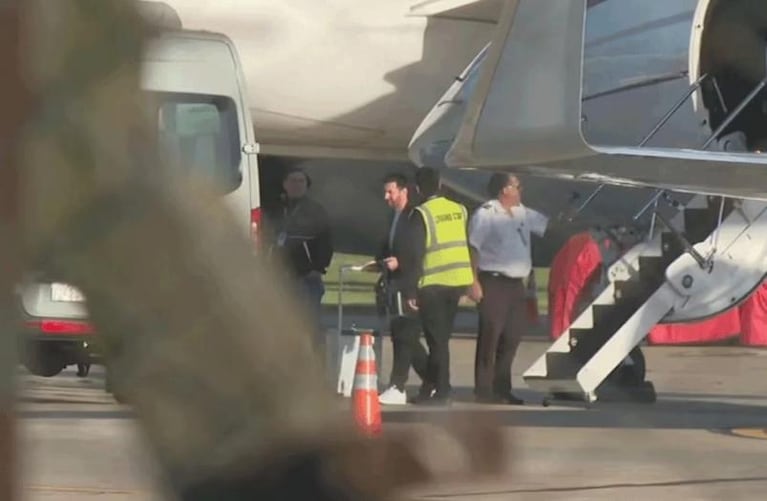 Messi llegó a Ezeiza: look canchero, compañeros a bordo y un piloto famoso