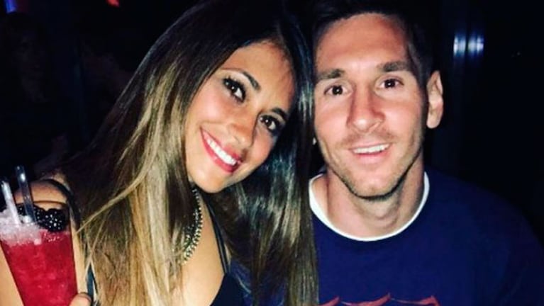 Messi lleva a Antonella hasta en el termo de los mates.