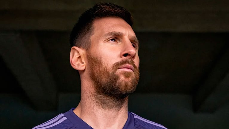 Messi lució la nueva camiseta alternativa de Argentina.
