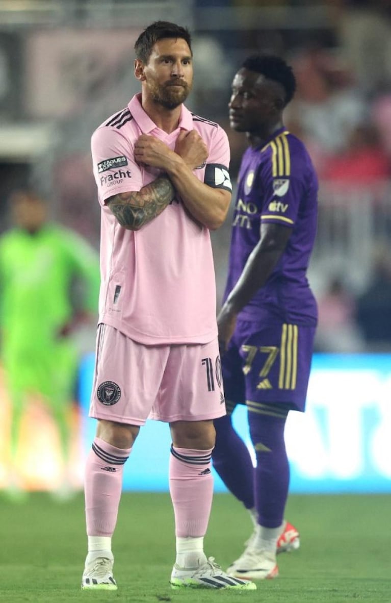 Messi metió doblete y festejo nuevo en un clásico caliente ante Orlando City