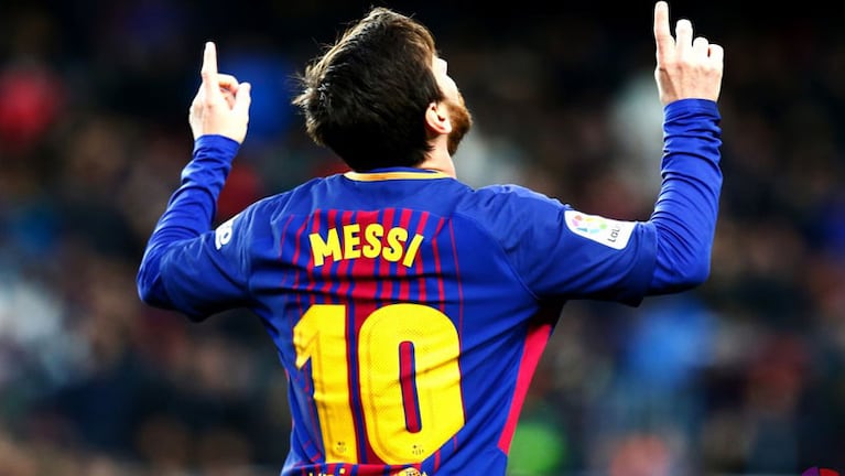 Messi mira al cielo después de convertir su primer gol del año.