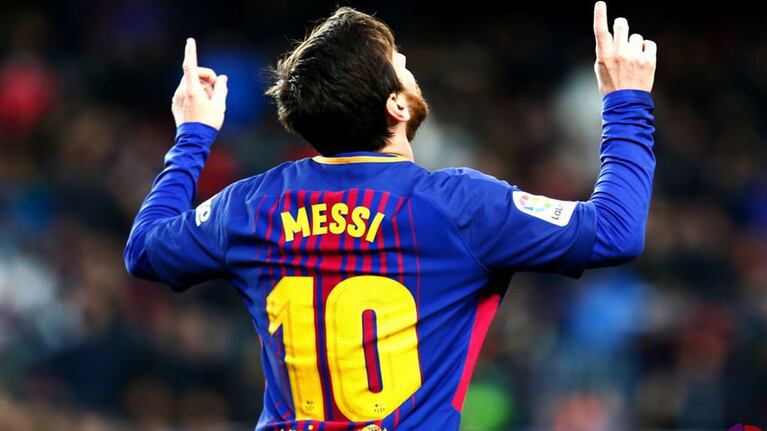 Messi mira al cielo después de convertir su primer gol del año.
