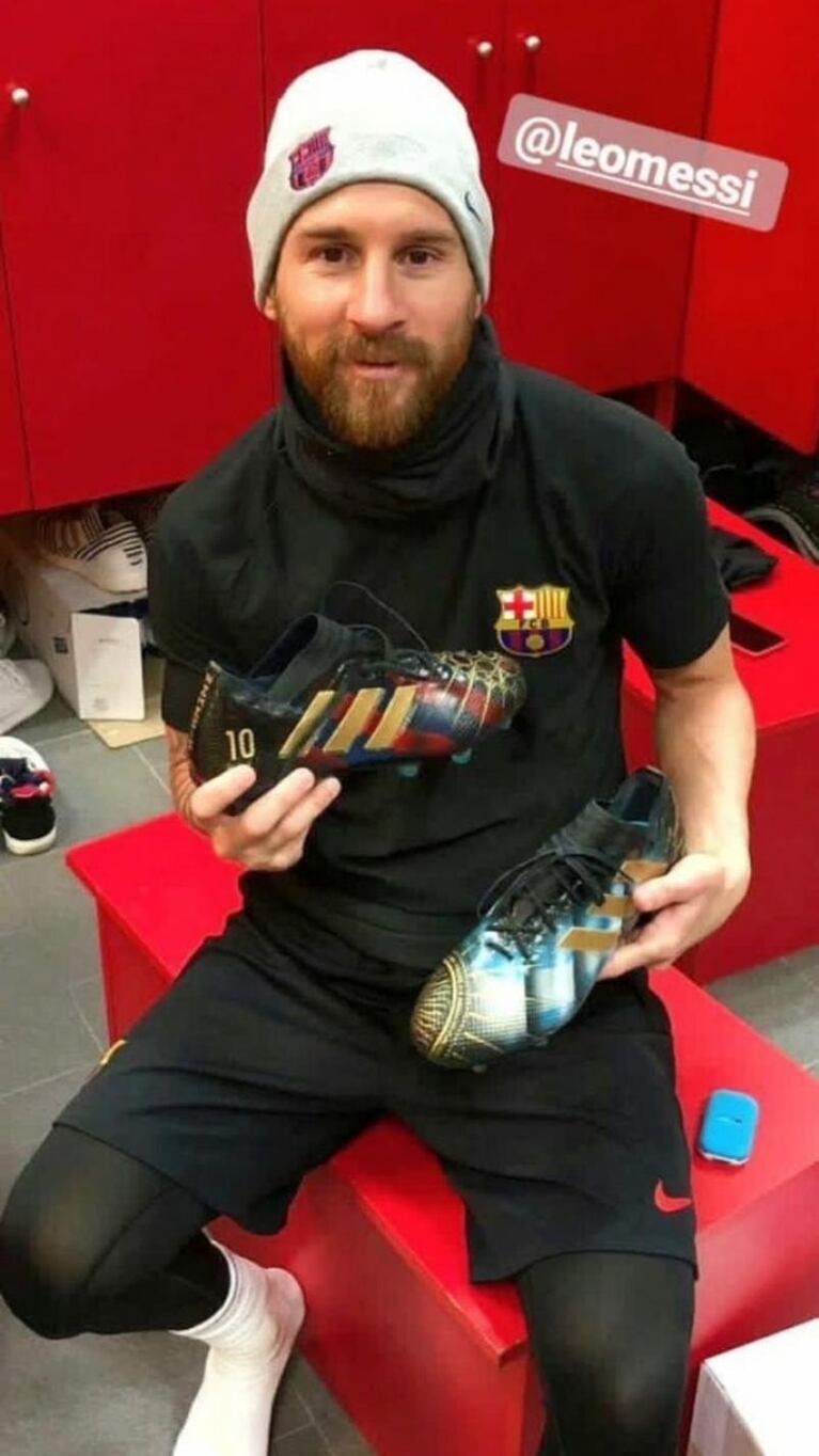 Messi mostró los botines de diseño que le regaló una artista paraguaya