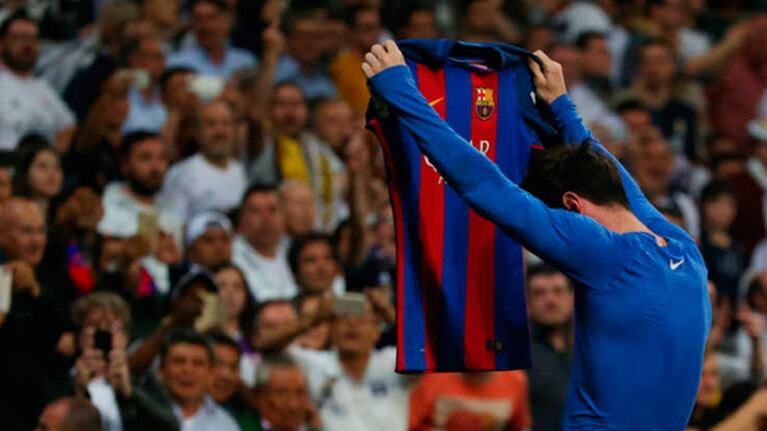 Messi mostró su camiseta al público tras darle el triunfo al Barcelona.