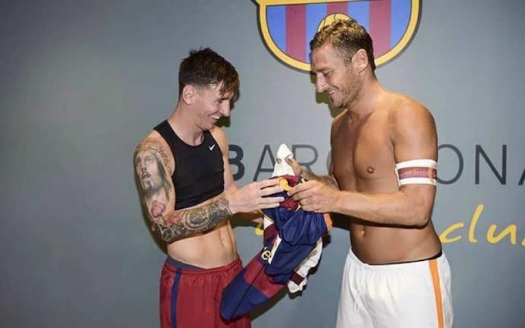 Messi mostró su colección de camisetas