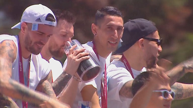 Messi, muy concentrado con la jarra loca.