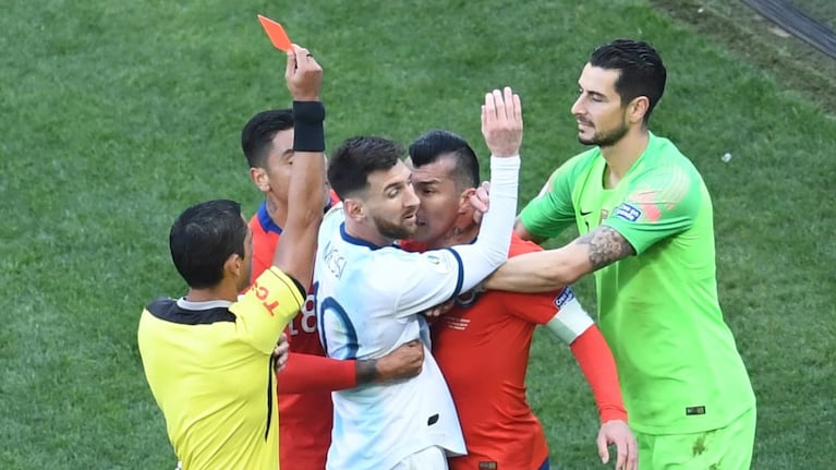 Messi no golpeó a Medel y sin embargo vio la roja.