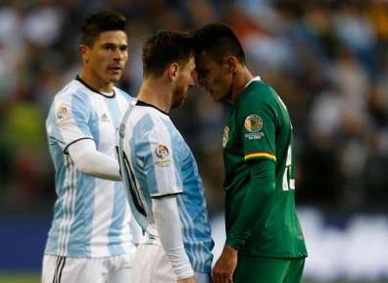 Messi no hizo goles pero protagonizó dos polémicas 