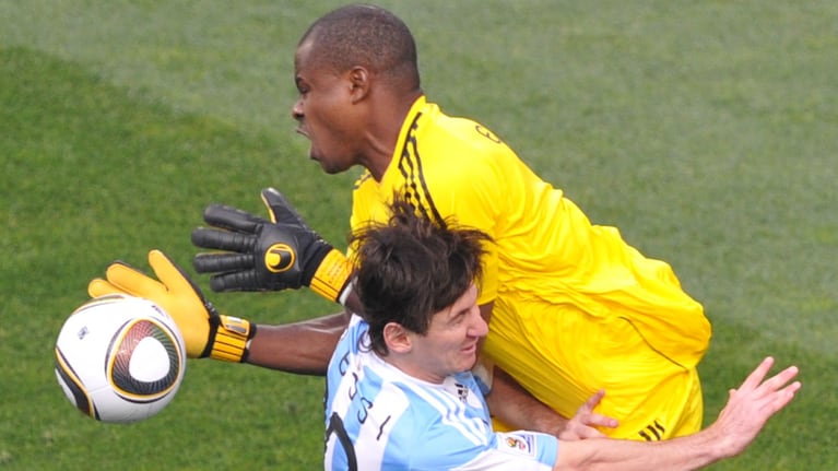 Messi no pudo ante Enyeama en Sudáfrica 2010.