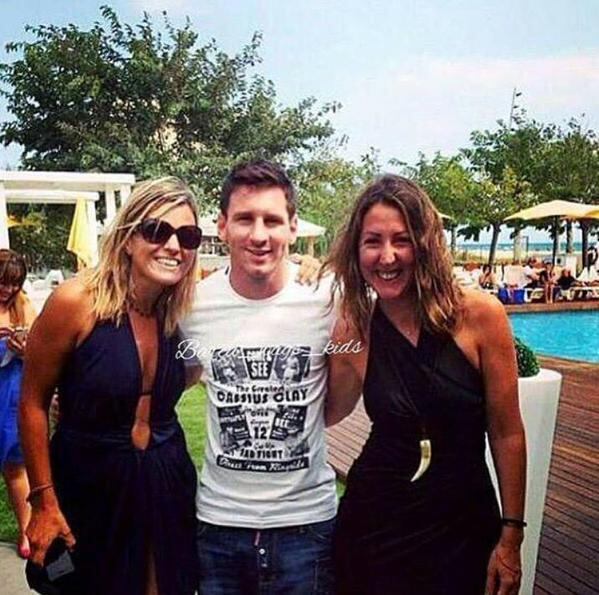Messi no pudo escapar del pedido de fotos de los fanáticos. 