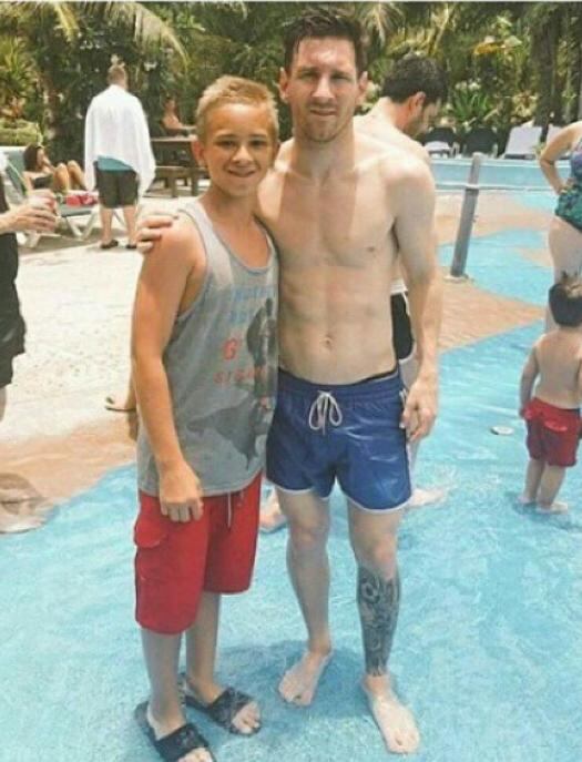 Messi no pudo escapar del pedido de fotos de los fanáticos. 